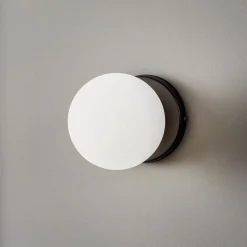 Wandlamp Kiba, zwart/goud, kap glazen bol