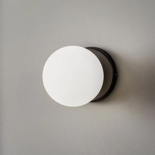 Wandlamp Kiba, zwart/goud, kap glazen bol