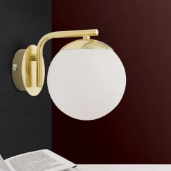 Wandlamp Madis met glasbol en schakelaar