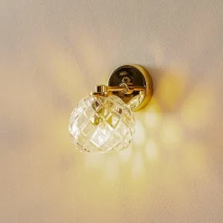 Wandlamp Odel met versierde glazen kap