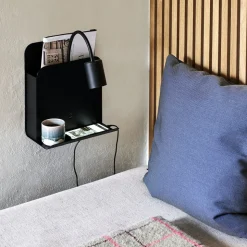 Wandlamp Roomi met legbord en USB, zwart